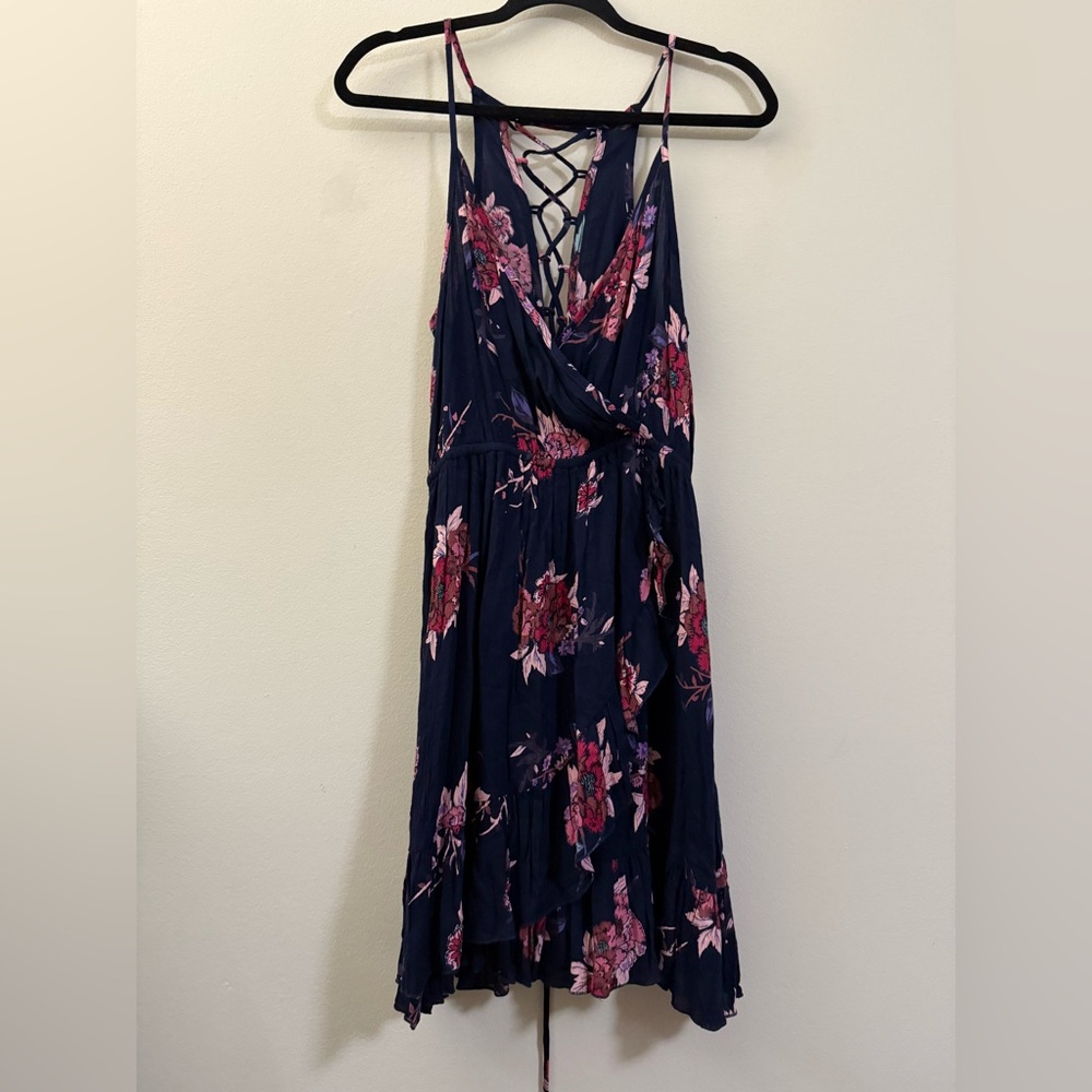NWT AQUA Floral Lace-Up Back Mini Dress‎ in Navy & Pink - M